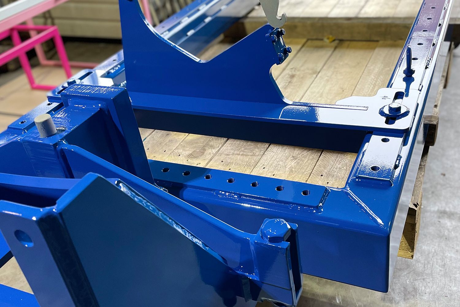 Eine Nahaufnahme eines glänzenden blauen Metallrahmens, die detaillierte Konstruktions- und Montagemerkmale zeigt