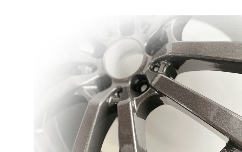 Nahaufnahme eines eleganten, metallisch grauen Leichtmetallrads