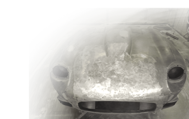 Eine Nahaufnahme einer Oldtimer-Karosserie mit Metallic-Lackierung